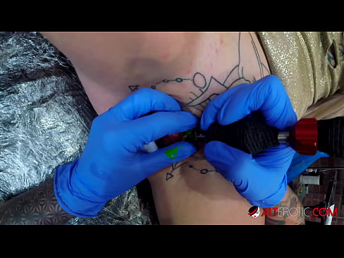 ❤️ E dashura jashtëzakonisht e bërë me tatuazhe, Sully Savage, bëri një tatuazh në klitorisin e saj Video porno tek ne sq.pornmega.ru ❌️❤